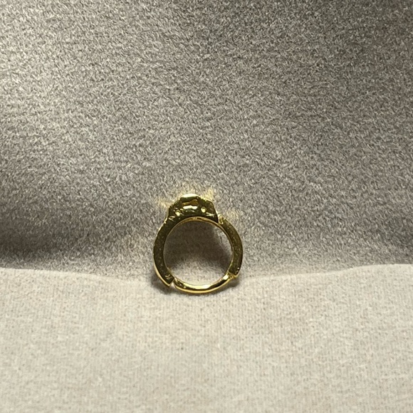 Tiny handcuff earring - gold plated. Perfect for cartilage piercing - Picture 2 of 4